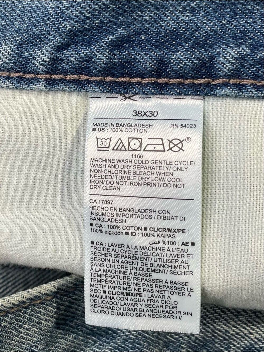 NWT Men’s Old Navy 38 x
30 Straight Taper 5 Pocket Medium Wash jeans - Picture 8 of 8